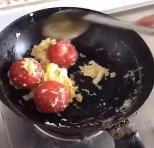 搞笑GIF：媳妇第一次炒西红柿炒蛋，丈母娘可以退货吗？_妹子