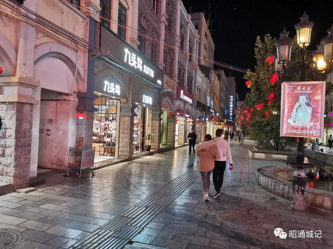 昭通陡街西街青年路大小店铺陆续开业了你要的小吃百货都有啦