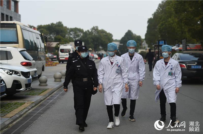 一线抗疫群英谱一名女民警和三名男护士的逆行者联盟
