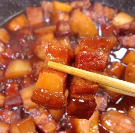 红烧肉怎么做才好吃需要什么佐料 5004e3720f9942118f79d643f05f5dd0.jpeg