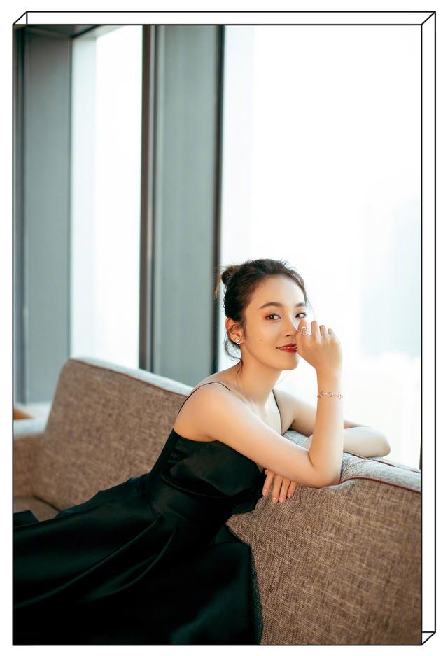 张佳宁黑色吊带裙尽显迷人香肩,诱人红唇风情万种,既优雅又高贵