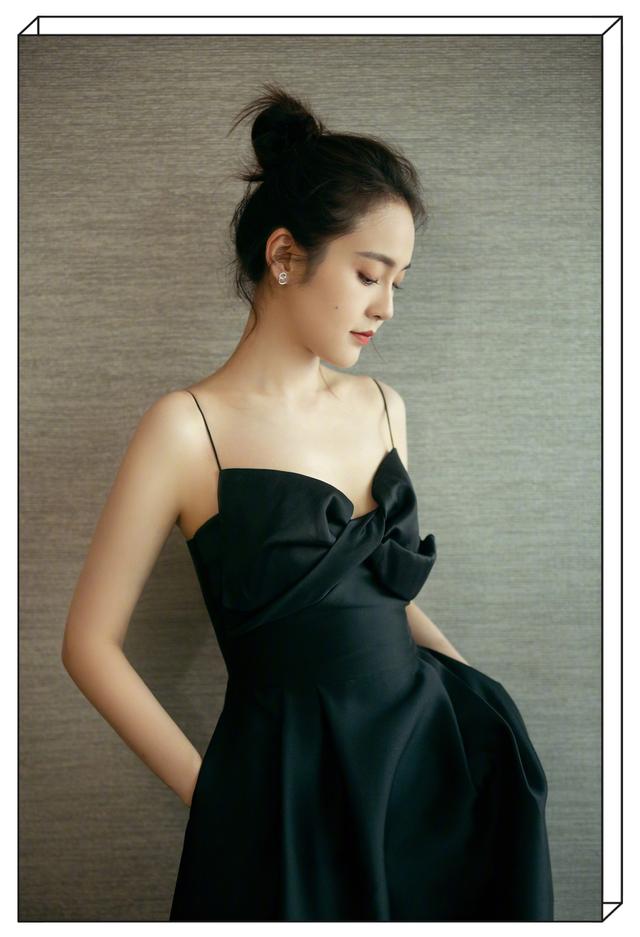 张佳宁黑色吊带裙尽显迷人香肩,诱人红唇风情万种,既优雅又高贵