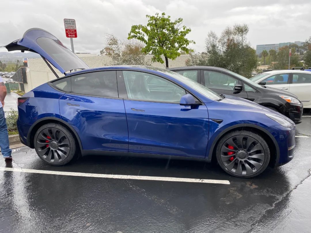 以上就是 model y 和 model 3 在外观上最显著的区别,哦对了, model