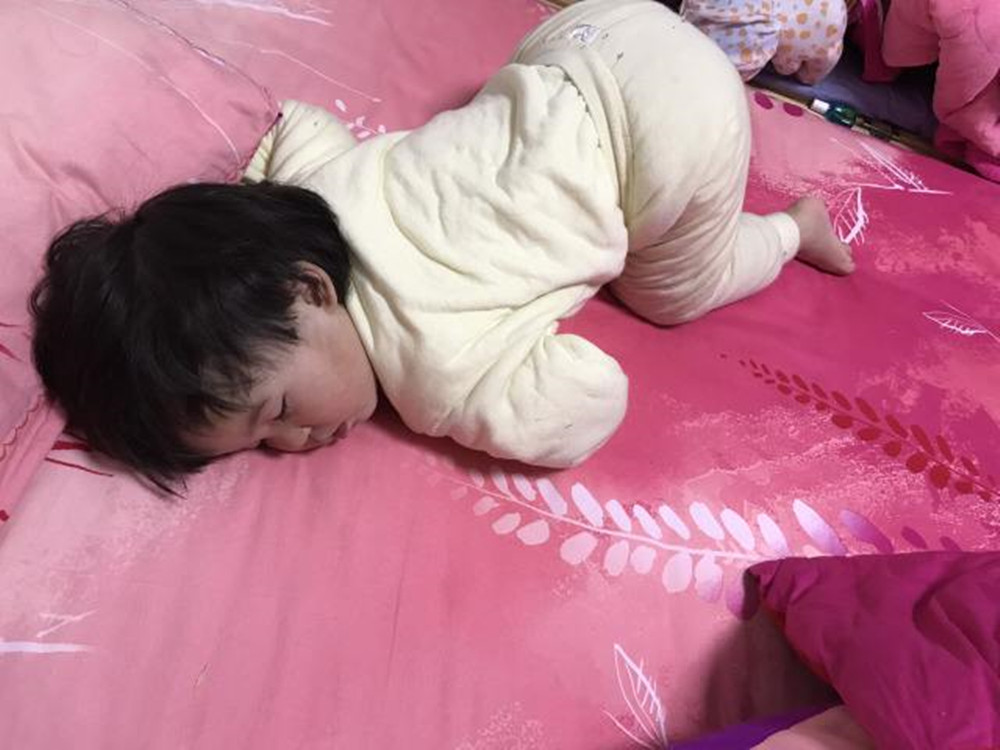 1岁前这种睡姿可能会导致宝宝陷入危险，新手爸妈哄睡时别大意