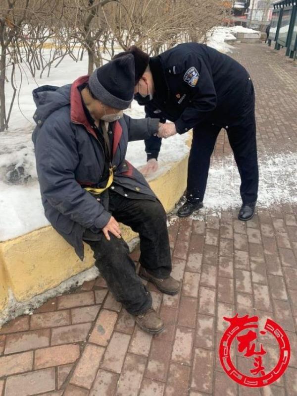 老人摔倒 路过警察将老人扶起又给戴上新口罩