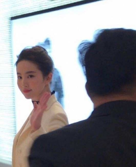路人镜头里抓拍的明星，高圆圆刘亦菲迪丽热巴