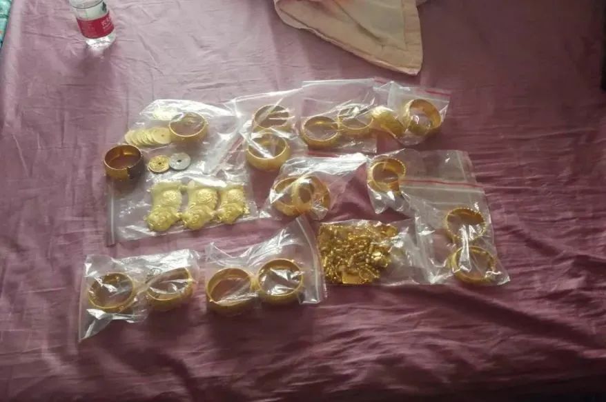 4斤黄金首饰存银行，3年后拿出来...全是假的！