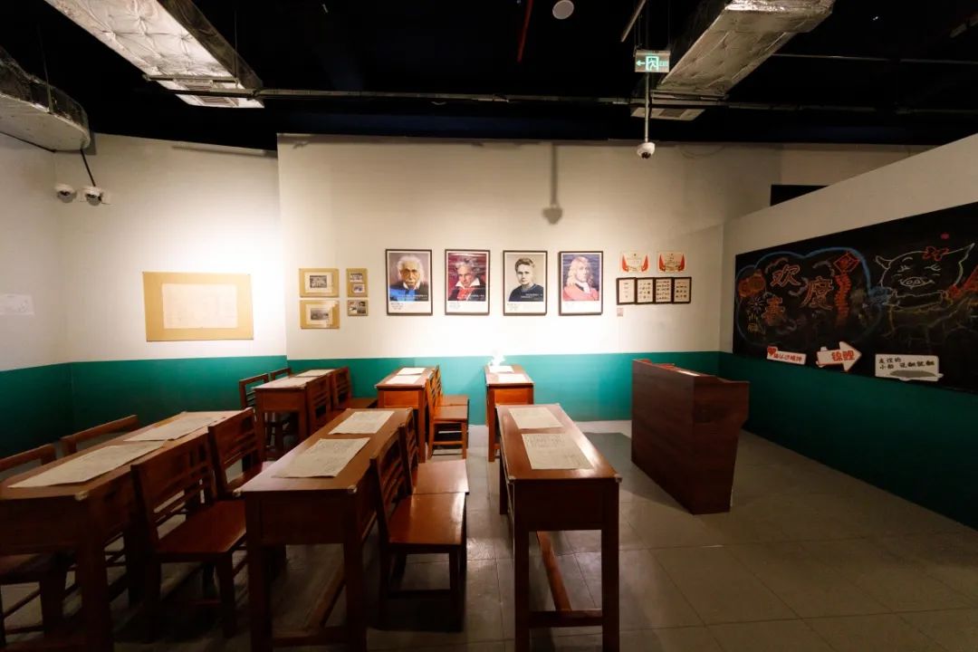 四楼的1978展,各种70,80年代的场景布置,老教室,霓虹灯,音像店.