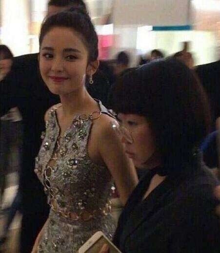 路人镜头里抓拍的明星，高圆圆刘亦菲迪丽热巴