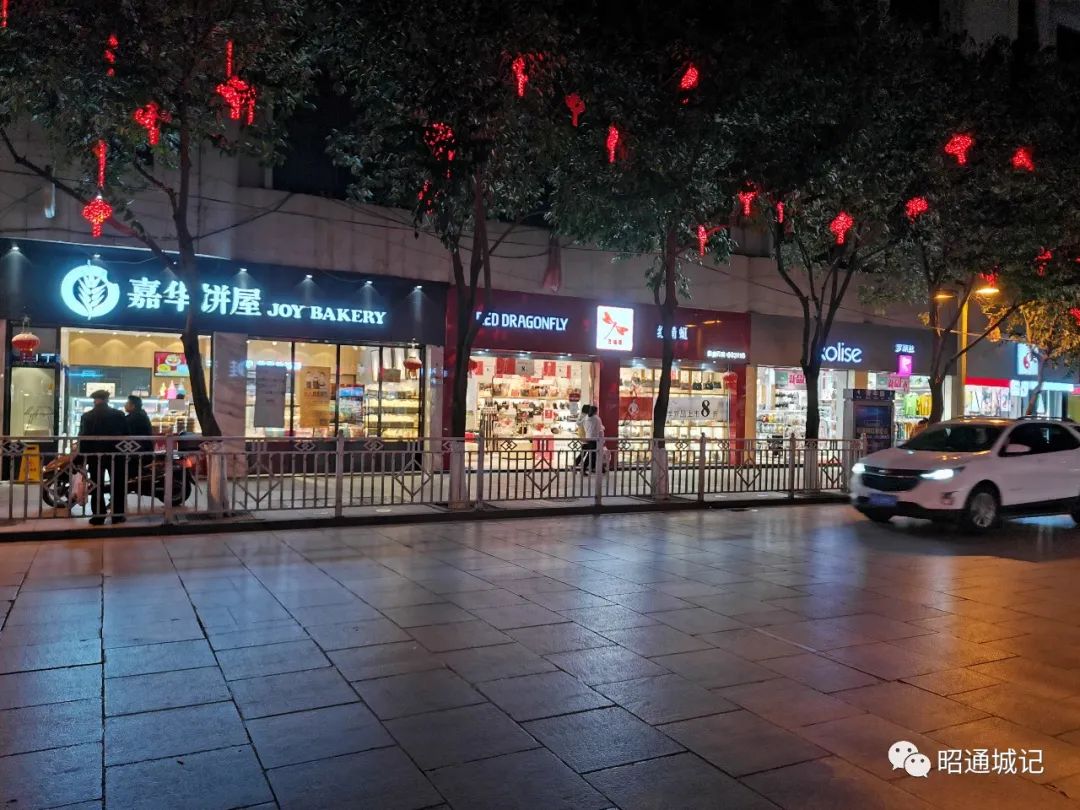 昭通陡街西街青年路大小店铺陆续开业了你要的小吃百货都有啦