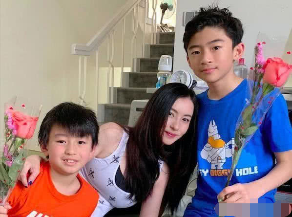 「Lucas」与儿子牵手漫步沙滩Lucas很开心！张柏芝晒母子三人海边照