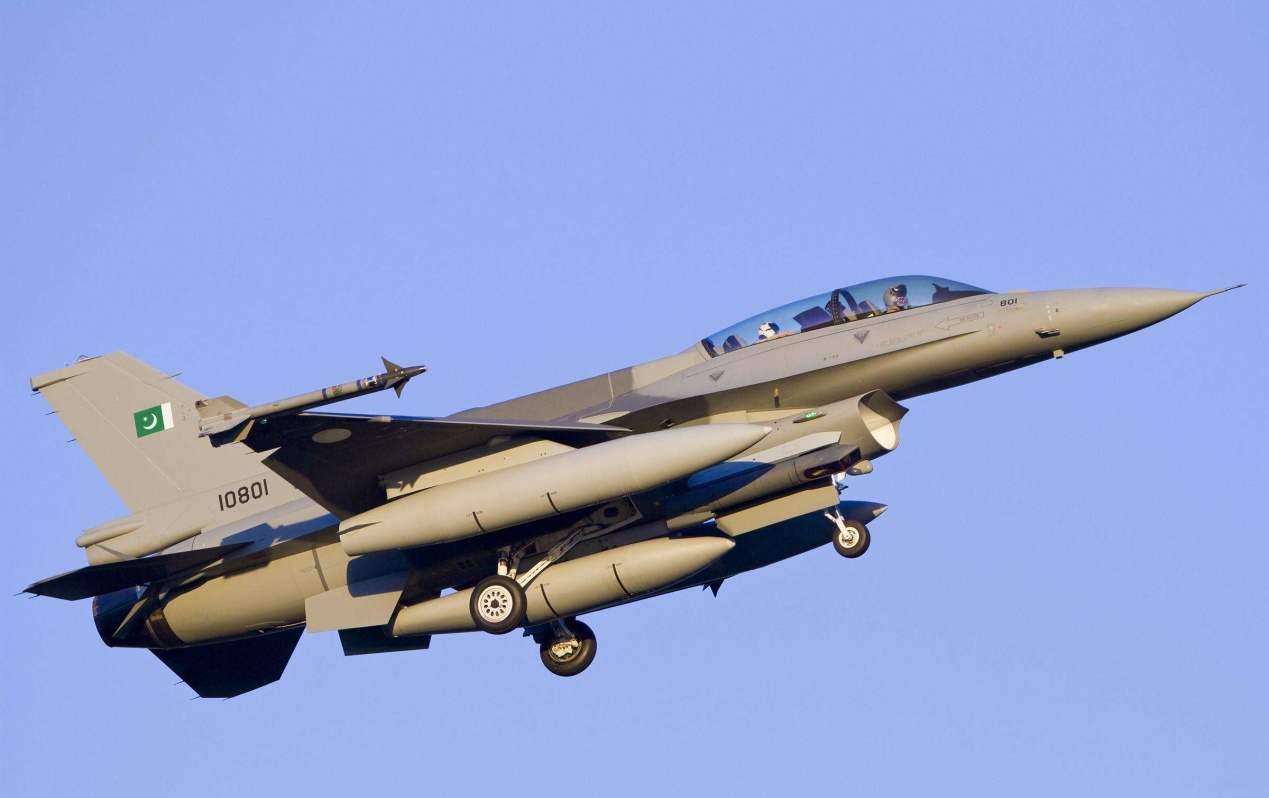 F-16化为火球坠毁，事故原因还在调查，巴铁就称