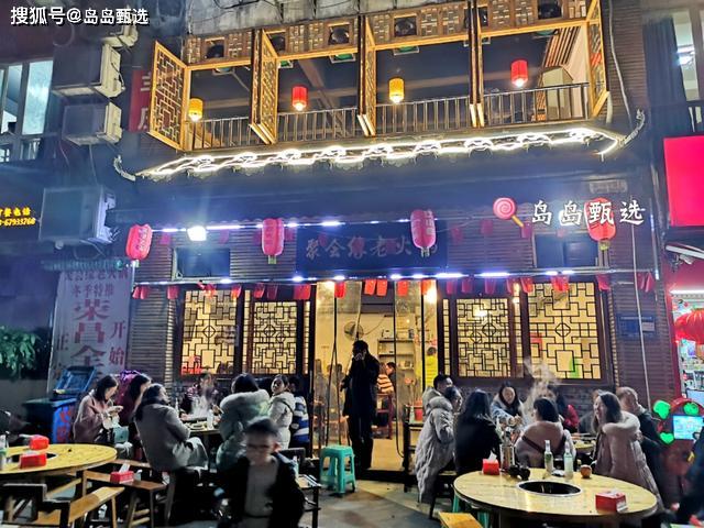 小区门口的火锅店,大冬天的晚上连门口都坐满了人,人均50元划算