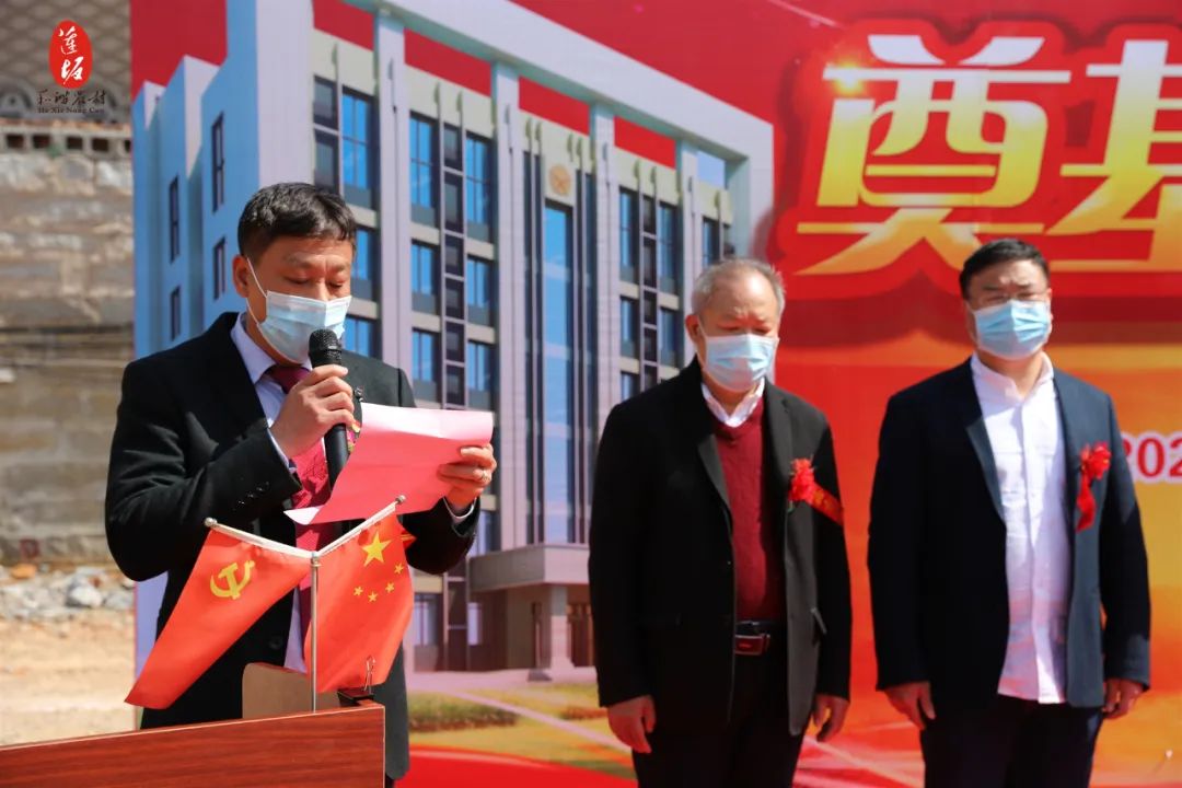莲坂村党支部书记蔡忠白介绍建设项目概况祥芝镇党委副书记邱春旭先生