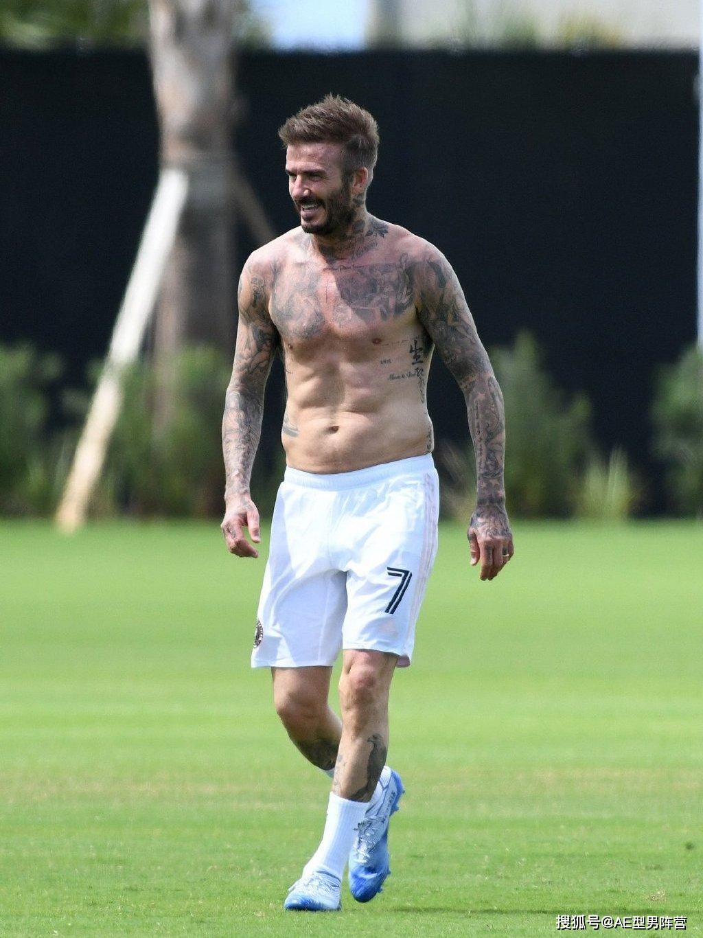 45岁贝克汉姆带3个儿子踢球！183cm的肌肉身材，再现球场飒爽英姿_搜狐网