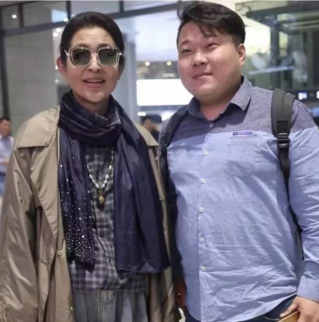 60岁倪萍现身机场减肥成功气质爆棚,50岁陈红这次真输