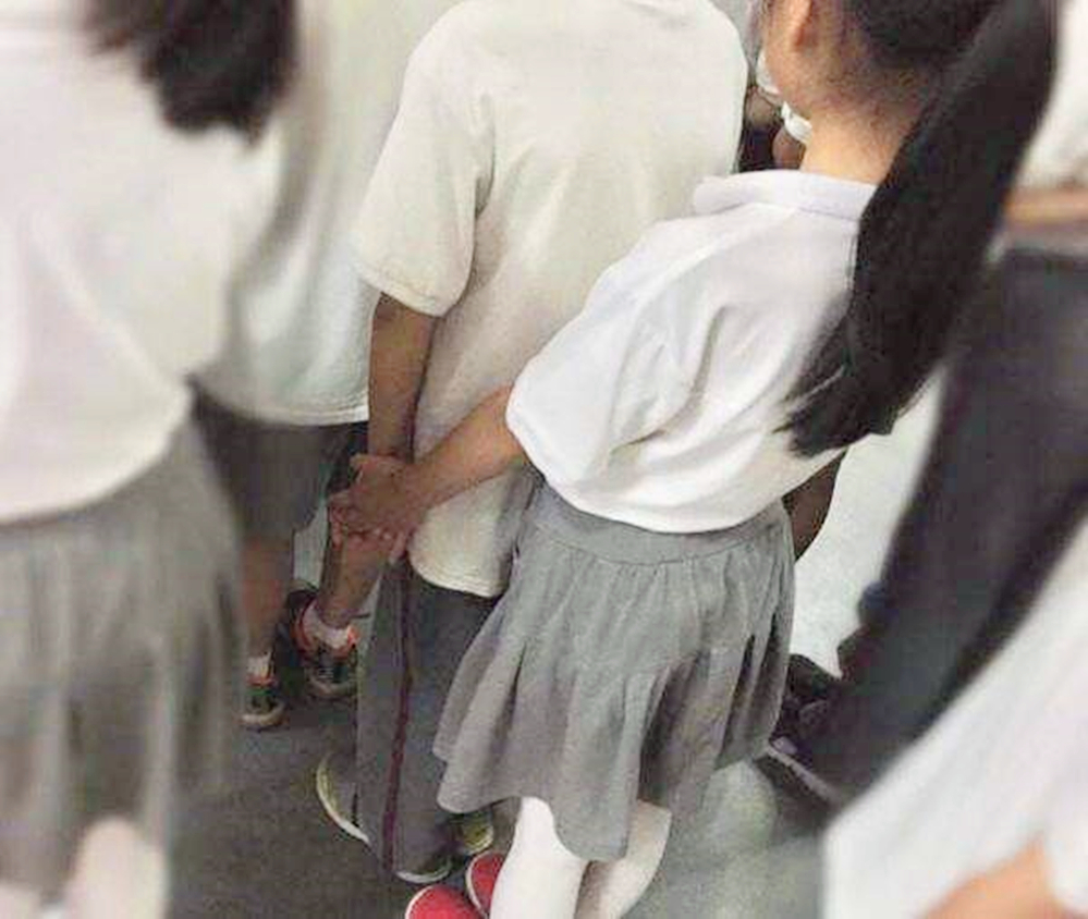 原创5年级男孩约女同学来家玩监控拍到这画面爸爸气红了脸