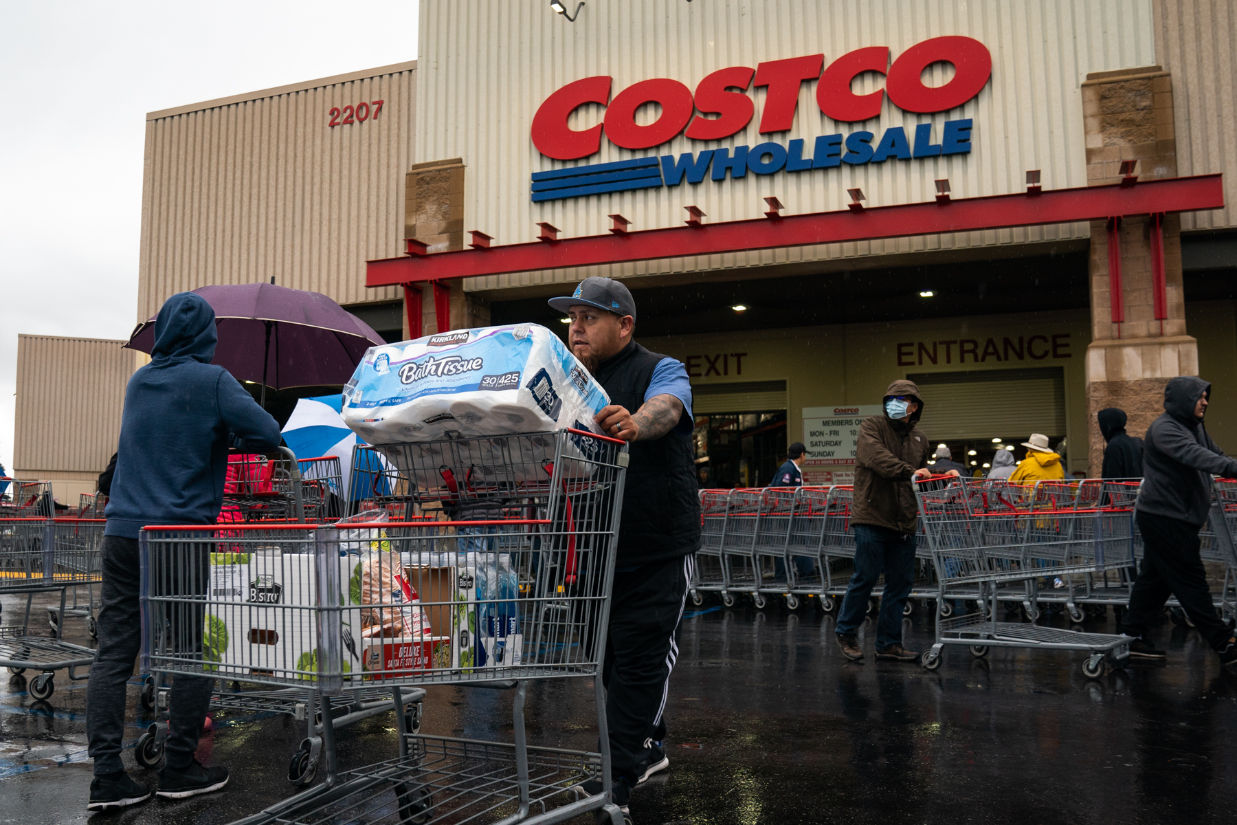 美国民众涌向超市购买物资