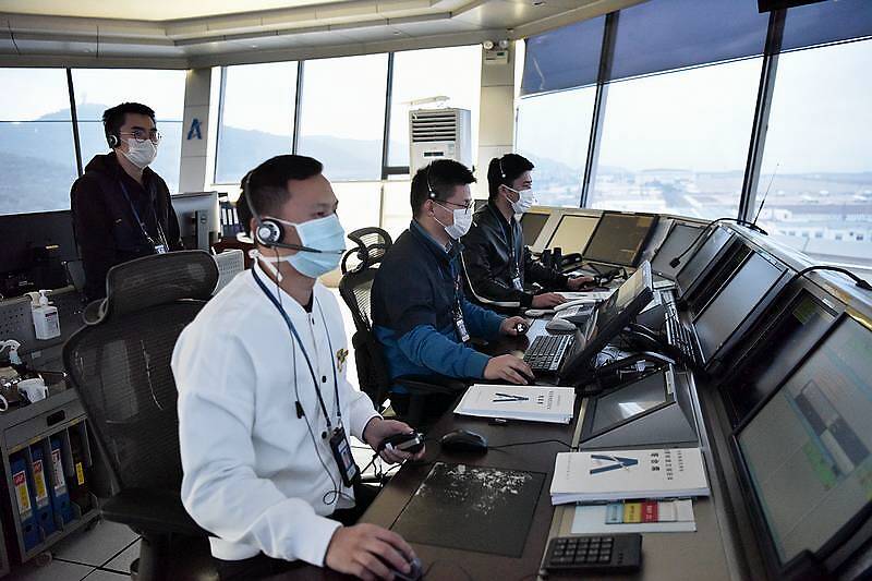 民航珠海空管站防疫期间开展管制员首轮模拟机复训