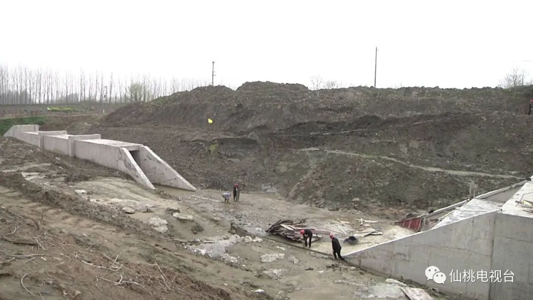 杨林尾镇在加快推进泵站建设的同时,沟渠疏挖,小微水体改造等重点水利