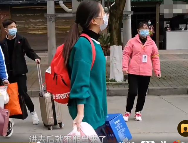 『高三』每人每天发1个口罩直击贵州高三学生返校：校门口排队消毒