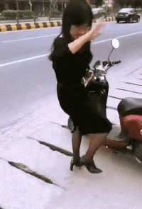搞笑GIF：不知美女是喝了多少酒啊？竟然在马路上打滚！_气功