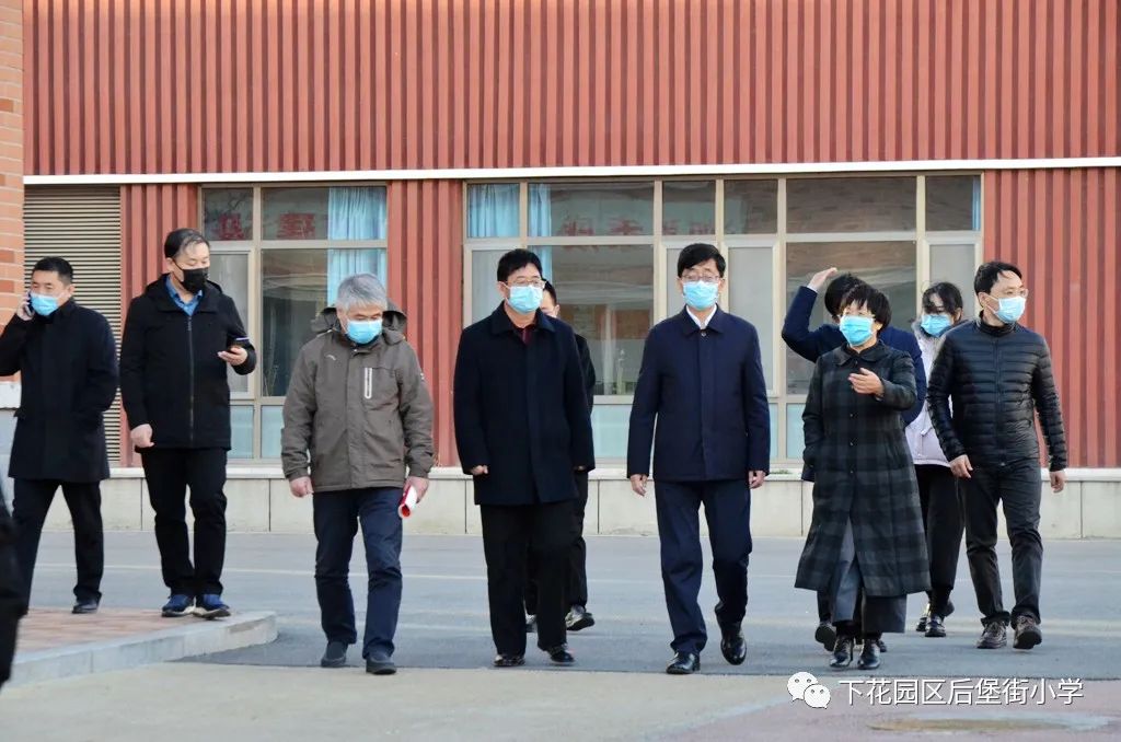 昨天，区委书记王小军到后堡街小学督导开学准备工作！