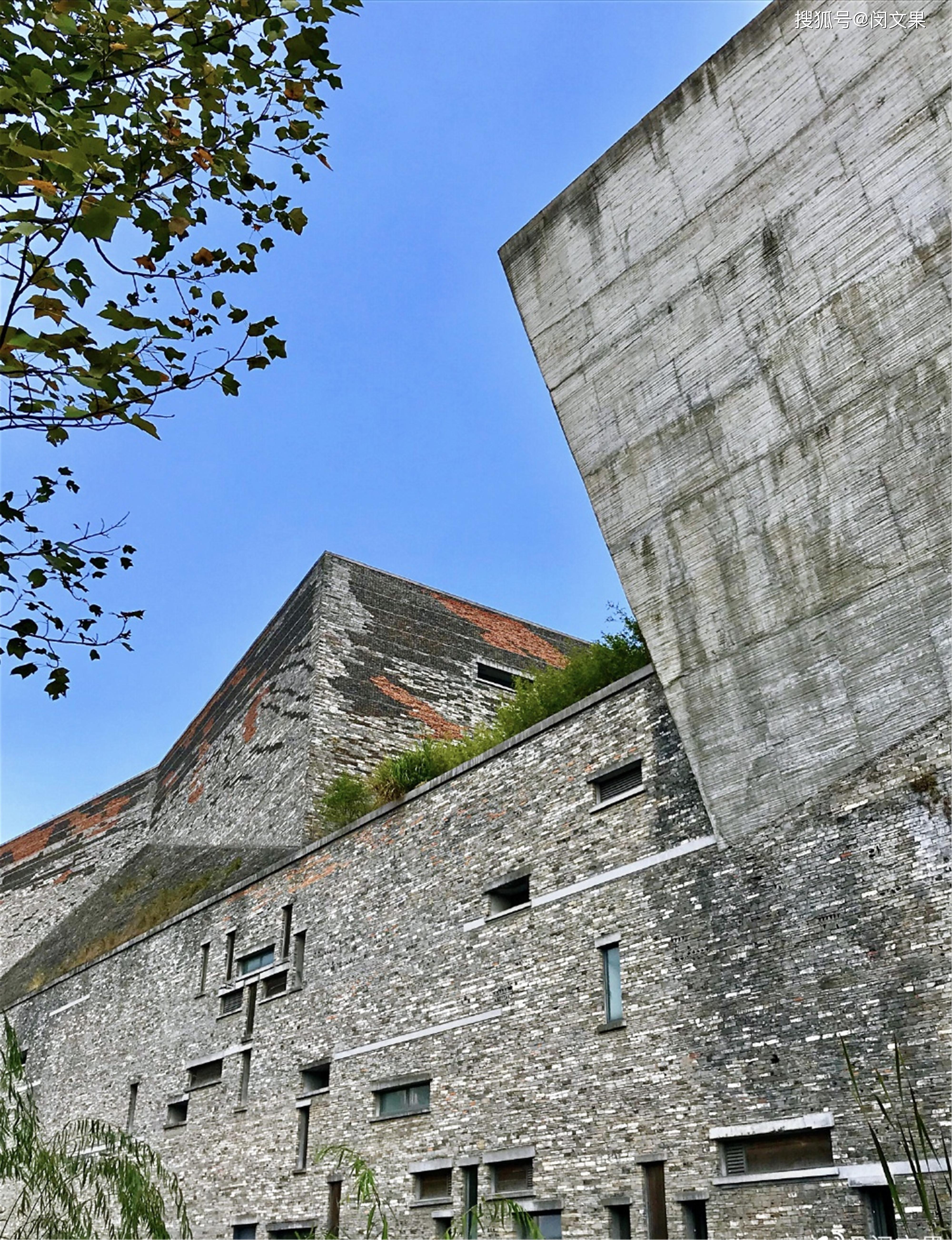 宁波博物馆的建筑是著名建筑师王澍先生的作品,建筑本身就是一件"展品