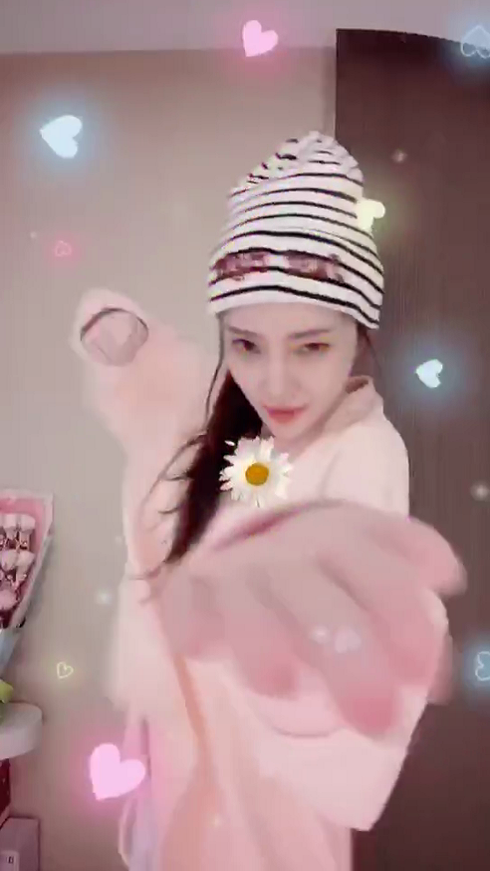 如今已经39岁的李小璐,也保养得特别的好,皮肤细腻水嫩,而且