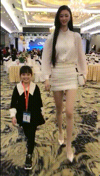 94搞笑GIF：为啥你长这么高，还长的这么好看。_闺女