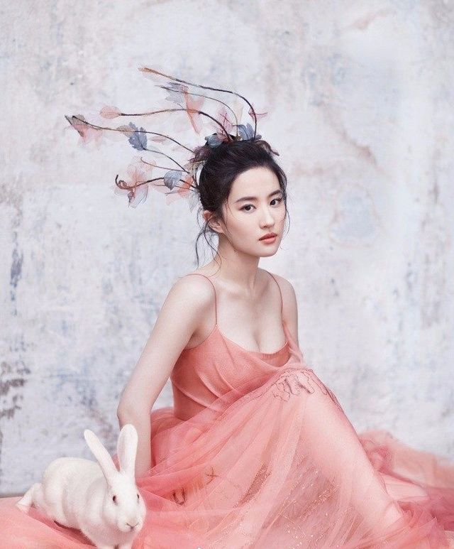 刘亦菲一贯自带仙女气质,特别是她的古装, 莹润粉嫩