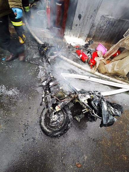 经初步勘察,起火物为停放在家门口公共走廊上的电动自行车电池