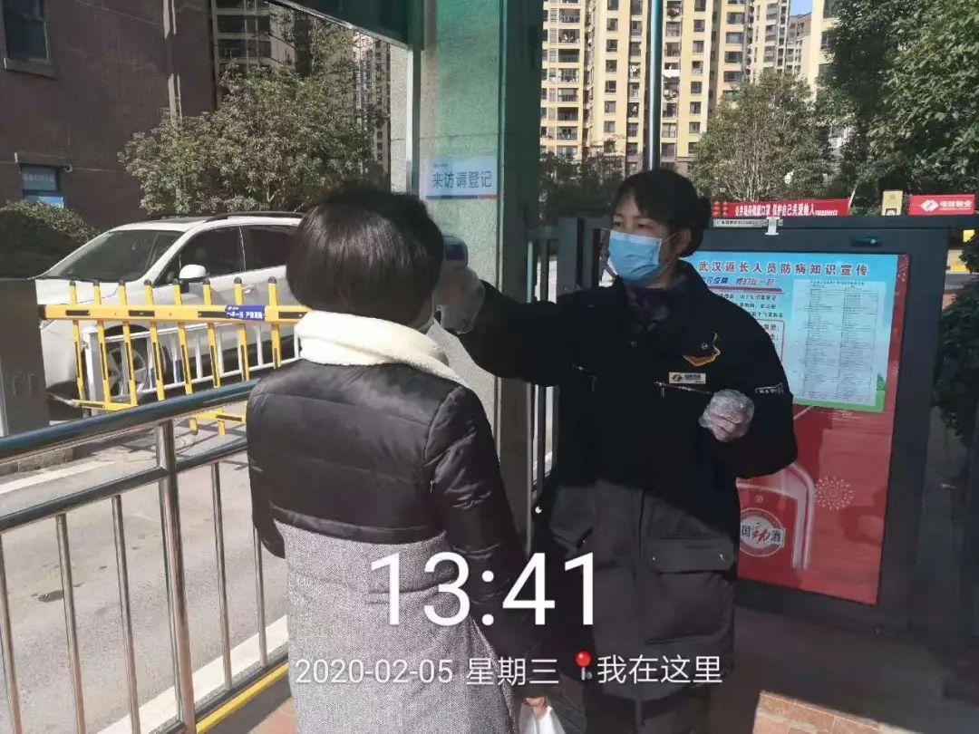 湘熙水郡小区16栋1102业主李先生为物业服务中心秩序维护部送来一面绣