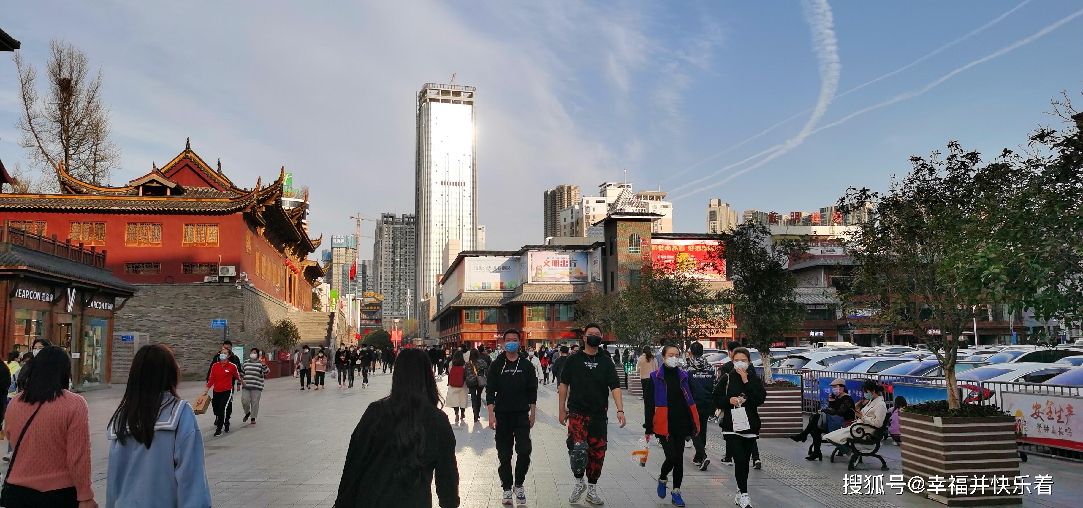 淮河路步行街恢复开放后人来人往彰显昔日繁华