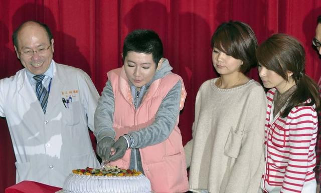 2016年两人就离婚了,selina还爆料曾被张承中赶出家门,挺惨的.