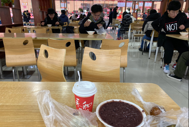 『高三』每人每天发1个口罩直击贵州高三学生返校：校门口排队消毒