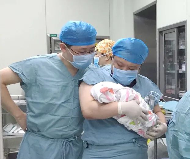 杨英阁■医护人员当起临时妈妈......泪目！南阳一妈妈感染新冠肺炎去世