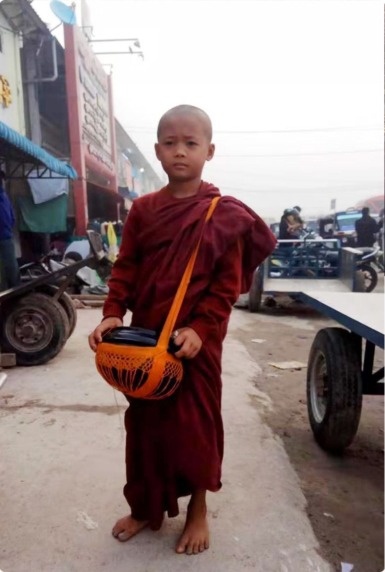 我是第一次来到缅甸,对这里的出家人最直观的认识,就是他们每天清晨