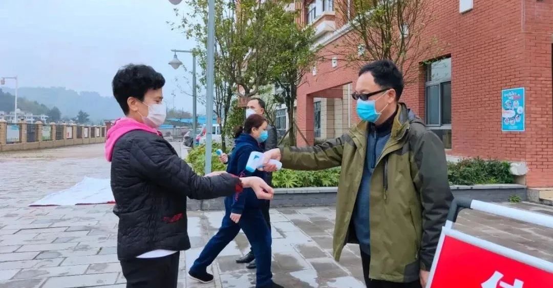 67现场直击遵义四中南白一中各中学初三高三学生已陆续到校报到