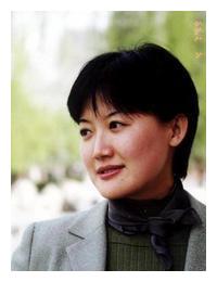 央视女主播梁艳近照曝光,主持25年兢兢业业,48岁气质好