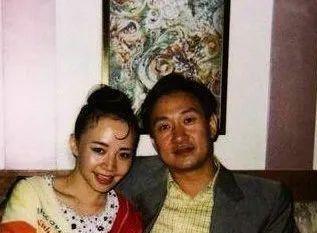 1997年8月25日,也就是宋丹丹36岁生日当天,她与相识仅28天的现任老公