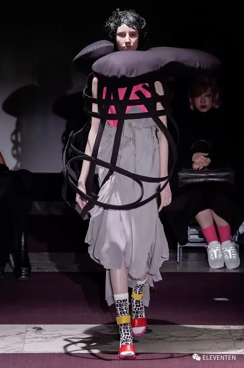 如同师傅兼老板川久保玲的作风,设计师 kei ninomiya (二宫启)不太