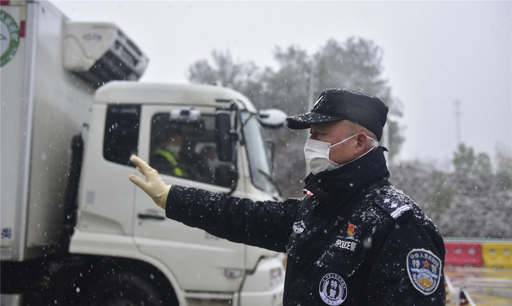 2月15日,英山县公安局特巡警大队负责人蔡晓站在路口指挥进城车辆