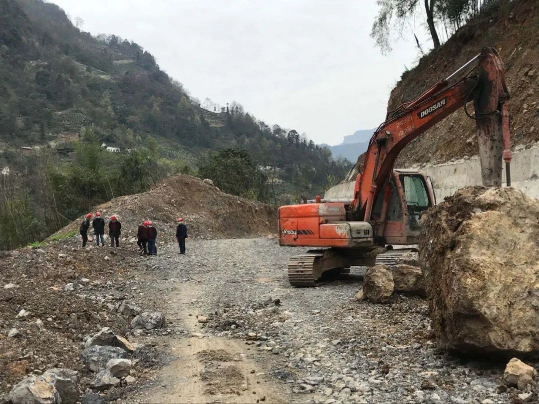 3月15日,241国道五峰县白果树至狗头井段改扩建工程项目复工到位工人