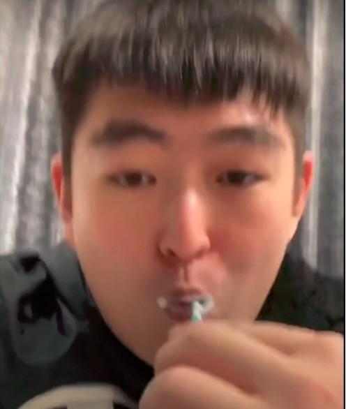 赵本山儿子直播刷牙为妹妹带货，母亲马丽娟罕