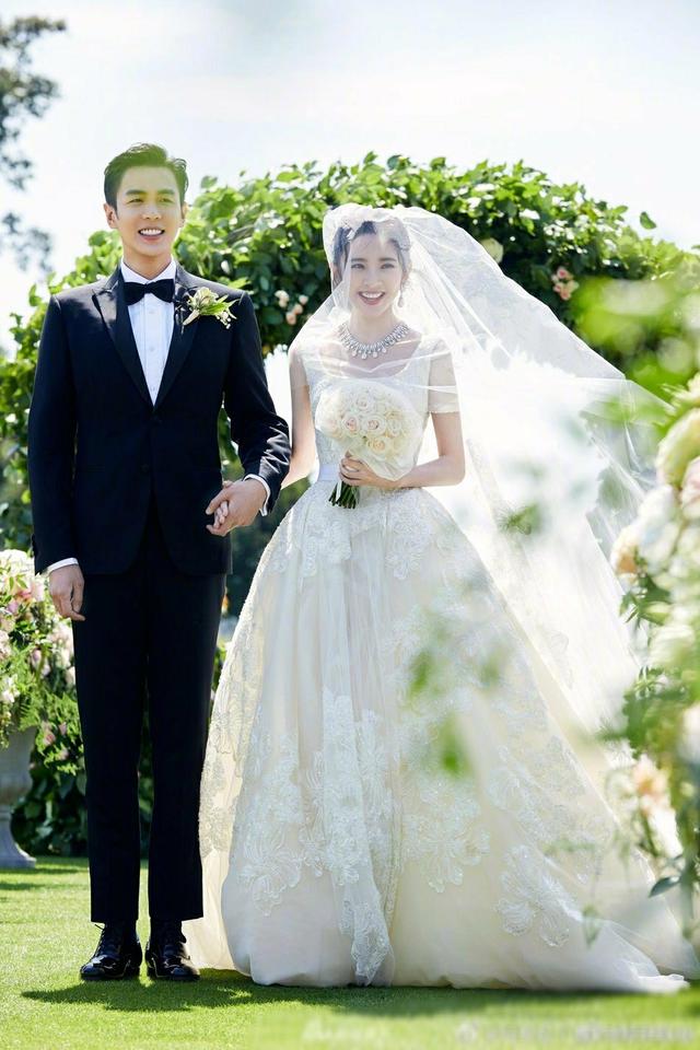这句英文还被刺绣在了唐艺昕结婚时穿的婚纱上面,定制的婚纱名字是"灿