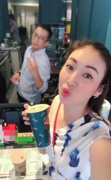 39岁庄思敏结婚了！闪嫁富商老公换3套婚纱，男