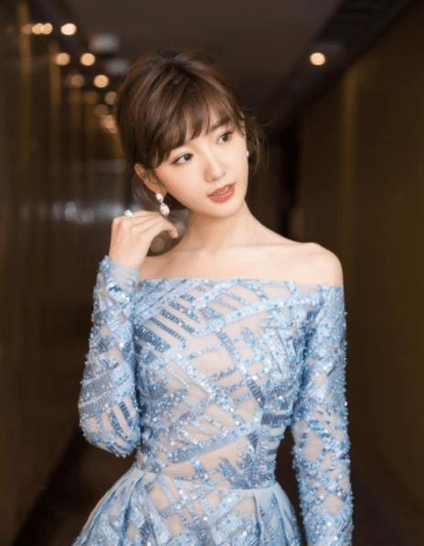 毛晓彤出生被父亲扔垃圾桶，成名后吸毒父亲索
