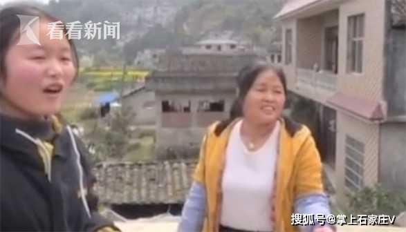 消防员6天跑35个村配送10万册课本，女生鞠躬致谢