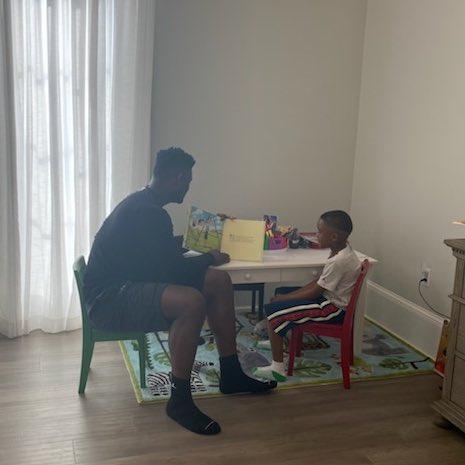 【辅导】，捐款后再传递正能量！19岁锡安在家辅导弟弟读书，球迷叹好榜样